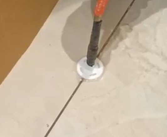 丛台瓷砖空鼓维修公司专业解答瓷砖在铺贴过程中，如果没有涂抹均匀到位的粘结材料（如水泥砂浆或瓷砖胶），可能会导致以下问题