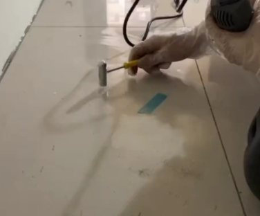 丛台瓷砖开裂维修公司专业分享瓷砖在铺贴前如果没有沥干水分，将会导致以下问题